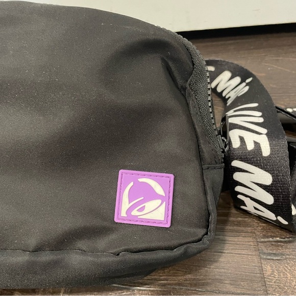 Taco Bell Live Mas Logo Black Fanny Pack Waist Belt Bag Crossbody - Picture 3 of 6